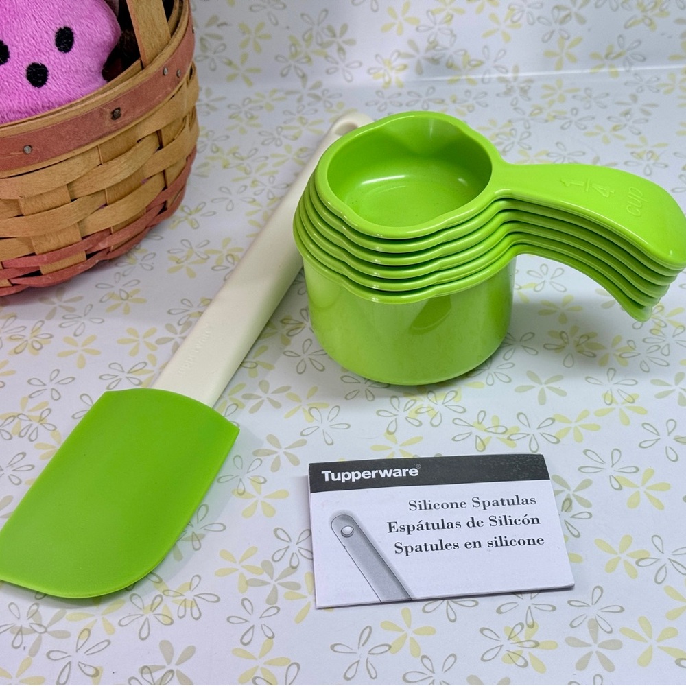NEW-Tupperware Bright Lime Green Silicone Spatula and Nesting Measuring Cups